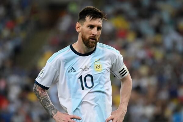 Argentina agli ottavi, ma il Mondiale continua a parlare la lingua di Messi